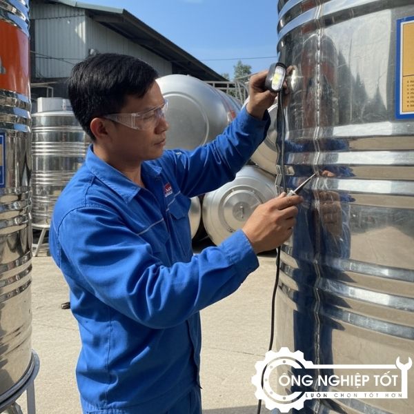 Kỹ sư Công Nghiệp Tốt kiểm tra mối hàn TIG liền mạch của bồn inox 3000L